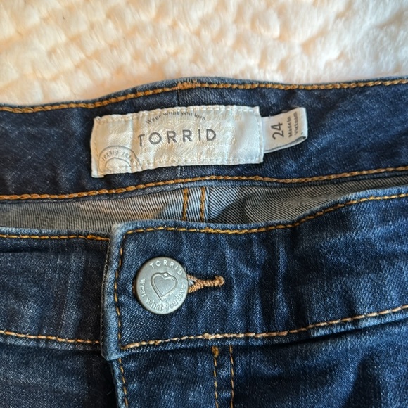 Torrid dark jean shorts size 24 - Picture 3 of 5